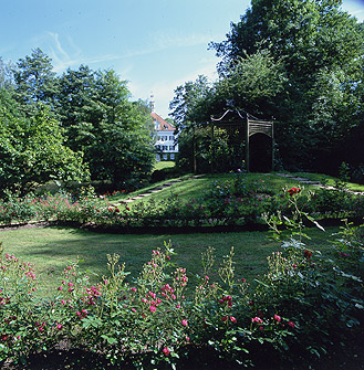 Gartenbhne mit Pavillon 