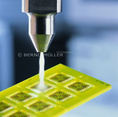 Reinigung eines Mikrochips mit dem Kohlendioxid-Schneeverfahren