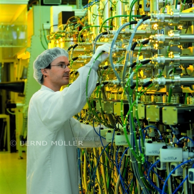 Leuchtende Kunststoffe - Luminescent plastics