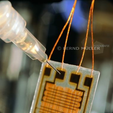 Auftragen von Klebstoff durch Mikrodispensen